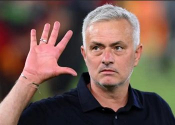 مورينو يتحدى زعيم بلاده من أجل الشامبيونز