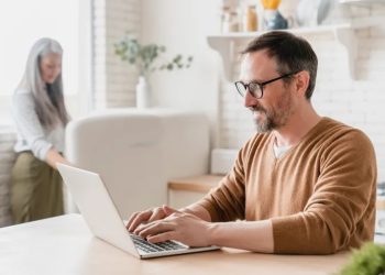 هل أنت عاطل عن العمل؟.. 10 طرق لكسب المال عبر الإنترنت من المنزل