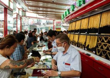 الذهب يتجه لأفضل أداء شهري في 14 عاماً بعد ارتفاع قياسي