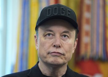 ماسك يخترق مستوى جديدا في عالم الثروة بـ452 مليار دولار