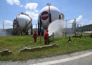 عوامل جيوسياسية واقتصادية تضغط على أسعار النفط… وترقب لاجتماع «أوبك بلس»