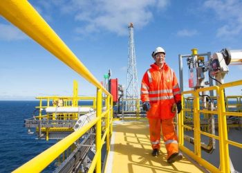 برنت يتجاوز 70 دولاراً للبرميل عند التسوية مع انخفاض الإمدادات الروسية