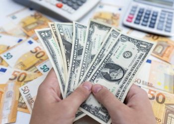 تراجع الدولار عالمياً مع ترقب قرارات البنوك المركزية