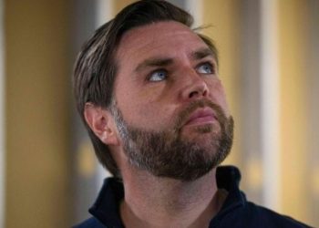 فانس يحذر من “كارثة” في قطاع الطيران إذا لم ينته الإغلاق الحكومي