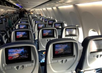 شركة طيران تفرض رسوماً جديدة على ركابها وتثير الجدل