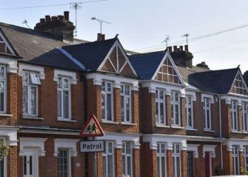 ضرائب عقارية جديدة تهز سوق الإسكان في بريطانيا