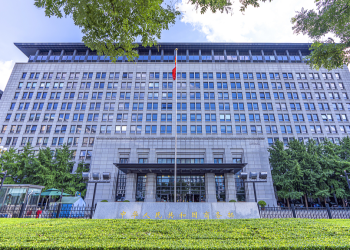 الصين تطالب الولايات المتحدة بالكف عن التهديد بالرسوم الجمركية