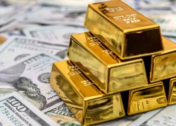 الصعود القياسي للذهب يتوقف مع ارتفاع الدولار وتوقعات الفائدة تدعمه