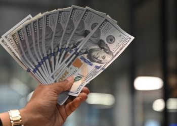 الدولار يستقر مع تركيز الأسواق على توترات تجارية بين أمريكا والصين