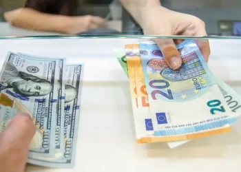 الدولار يرتفع مع استمرار الإغلاق الحكومي بأميركا