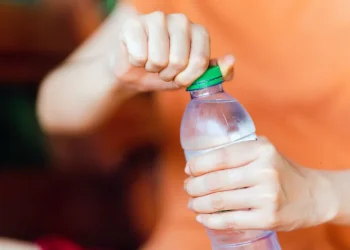 تلوث المياه المعبأة بجسيمات البلاستيك يهدد الأعضاء الحيوية للبشر