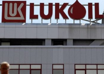 لوك أويل الروسية تعلن عزمها بيع أصول دولية بسبب العقوبات الغربية