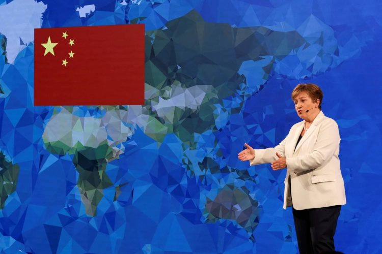 مديرة صندوق النقد الدولي تلقي كلمة في الوقت الذي يُعرض فيه علم الصين على الشاشة (رويترز)