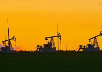 انخفاض أسعار النفط بسبب مخاوف من فائض المعروض