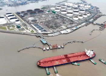 أسعار النفط تتراجع بعد ارتفاعها الكبير وتتجه لزيادة أسبوعية وسط مخاوف بشأن الإمدادات