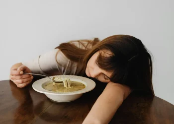 متى يجب عليك التوقف عن تناول الطعام قبل النوم؟