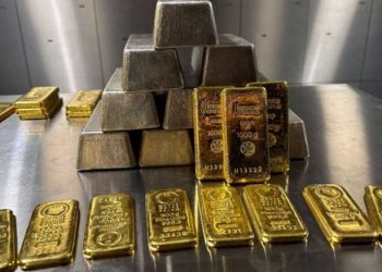 الذهب ينخفض مع ارتفاع الدولار وتراجع توقعات خفض أسعار الفائدة