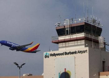 أمريكا قد تخفض حركة الطيران 10% بحلول الجمعة