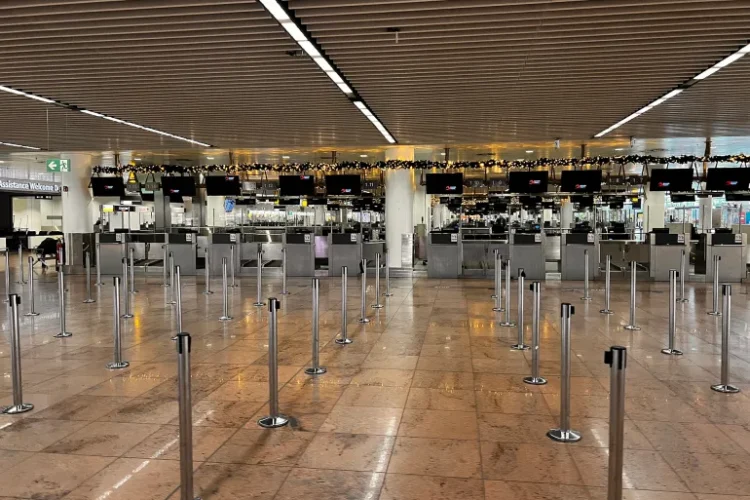 تظهر شبابيك صالة المطار فارغة بسبب إضراب قطاعات خاصة وعامة في بلجيكا (الجزيرة)