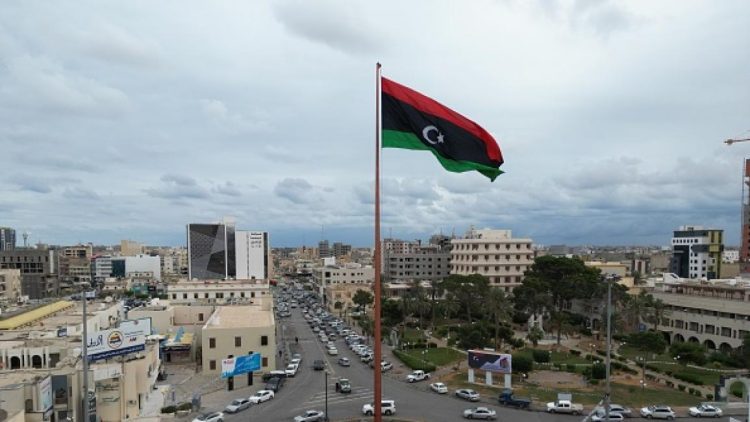 مشهد عام يظهر سارية ترفع علم ليبيا في مصراته، 21 ديسمبر 2022 (Getty)