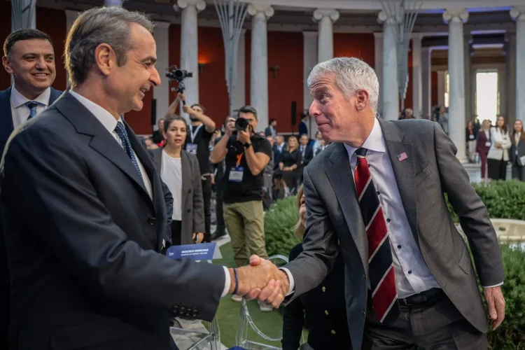 رئيس الوزراء اليوناني كيرياكوس ميتسوتاكيس يصافح رايت خلال اجتماع التعاون في مجال الطاقة عبر الأطلسي (أ.ف.ب)