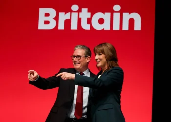 موازنة الأربعاء تحدد مصير رئيس الوزراء البريطاني وسط تراجع شعبيته