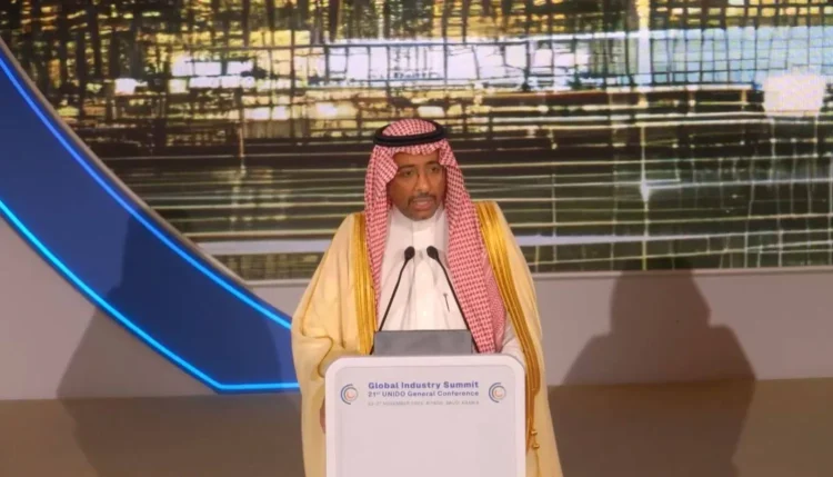 وزير الصناعة السعودي بندر الخريّف متحدثاً في القمة العالمية للصناعة «مؤتمر اليونيدو 21» (الشرق الأوسط)