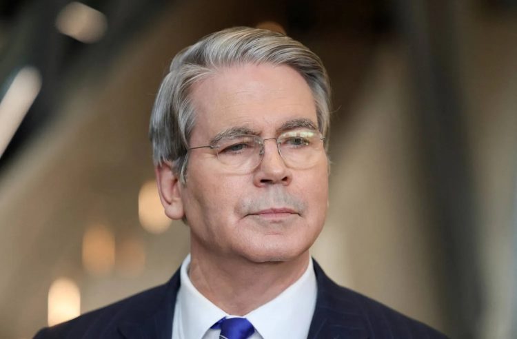 بيسنت يتحدث للإعلام بعد المحادثات التجارية بين واشنطن وبكين في كوالالمبور 26 تشرين الأول 2025 (رويترز)