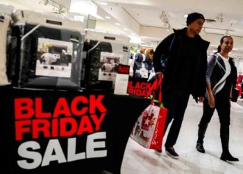المستهلكون بأمريكا يتجنبون الطوابير ويتسوقون عبر الإنترنت في الجمعة السوداء