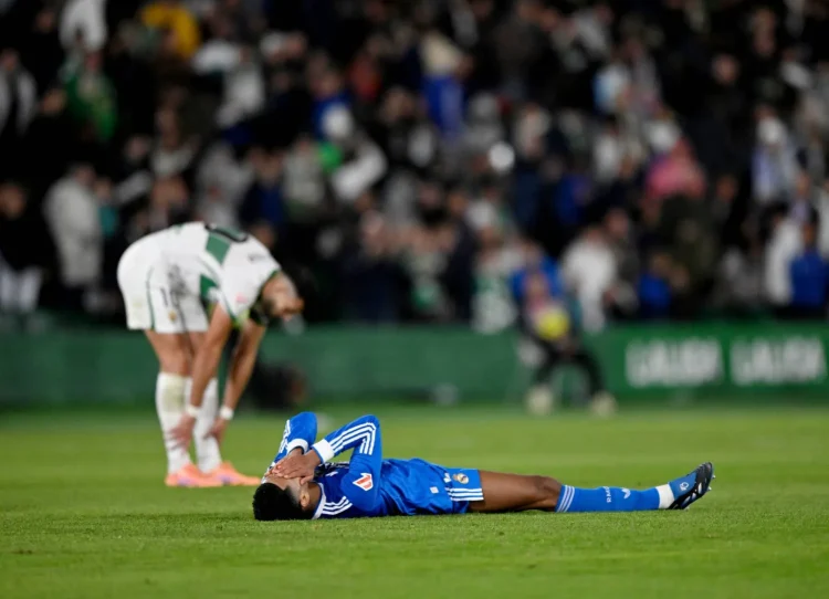 انهيار بيلينغهام بالملعب بعد التعادل مع إلتشي (رويترز)