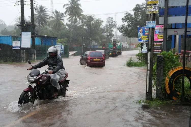 شارع مغمور بالمياه بمنطقة كيلانيا في ضواحي العاصمة بعد هطول أمطار غزيرة (رويترز)