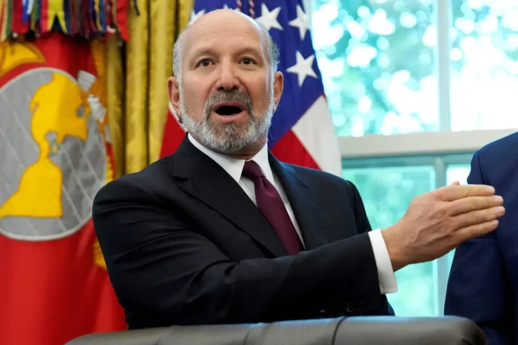 وزير التجارة الأميركي هوارد لوتنيك في حديث سابق داخل المكتب البيضاوي بالبيت الأبيض (رويترز)