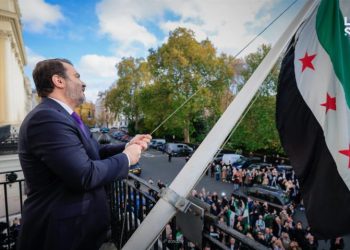 الوزير الشيباني يرفع العلم السوري فوق السفارة السورية في لندن – صور