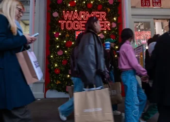 وول ستريت جورنال: الطبقة الوسطى الأميركية تنهار