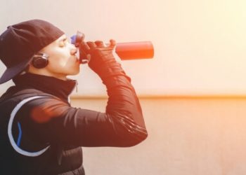 لماذا قد تُشعرك مشروبات الطاقة بالتعب؟