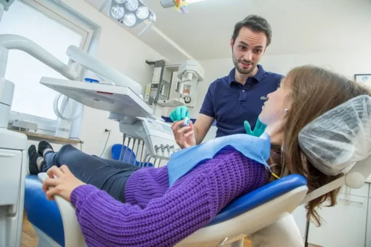 أدوية تخدير الأسنان تحتوي على "الأدرينالين" وبالتالي تحفز القلب وقد يُسبب ذلك مشكلة للأشخاص الذين يعانون من اضطرابات نظم القلب (الألمانية)