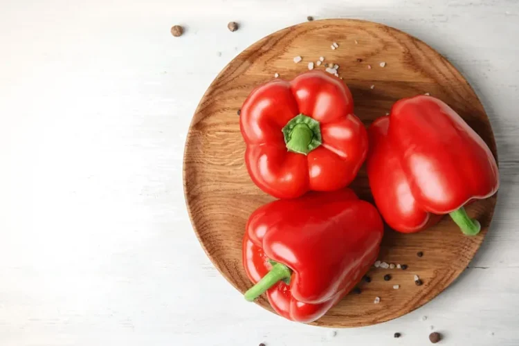 يحتوي الفلفل الأحمر الحلو على فيتامين سي أكثر بـ3 مرات تقريبا من البرتقال، بمعدل 190 مليغراما لكل ثمرة (شترستوك)