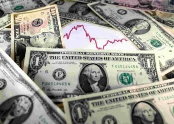 الدولار يتجه لمكاسب أسبوعية مع انحسار رهانات خفض الفائدة الأمريكية