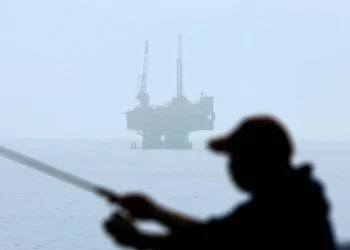 النفط يتراجع قليلاً متأثراً بزيادة المخزونات الأميركية