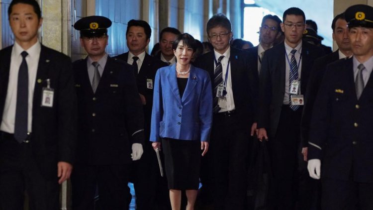 رئيسة وزراء اليابان في طريقها لمناظرة زعماء المعارضة، طوكيو 26 نوفمبر 2025 (Getty)