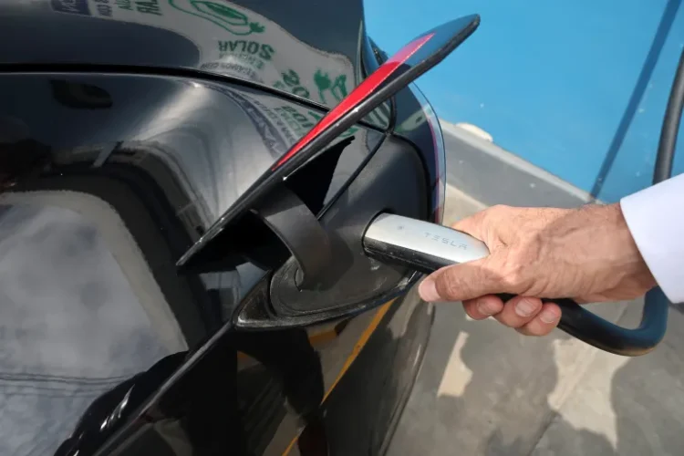 انتشار السيارات الكهربائية يقلل البصمة الكربونية لقطاع النقل ويخفض انبعاثات الكربون في الغلاف الجوي (رويترز)