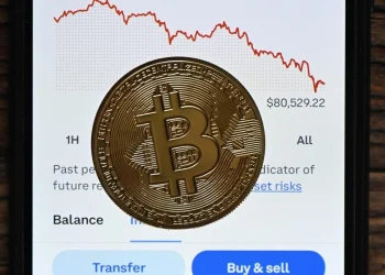 هل تنخفض البيتكوين دون 80 ألف دولار؟