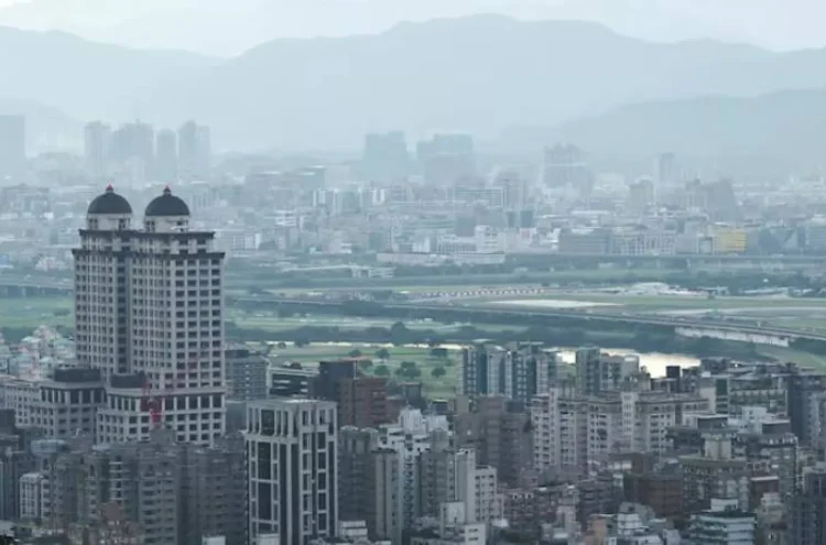 منظر عام لأفق مدينة تايبيه، عاصمة تايوان، عند شروق الشمس (رويترز)