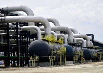 النفط يتراجع بفعل مخاوف من تخمة المعروض