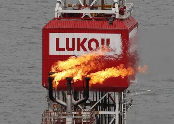 النفط يرتفع قليلاً مدعوماً بالمخزونات الأميركية