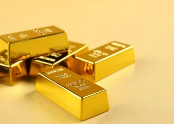 الذهب دون 4 آلاف تحت ضغط الدولار