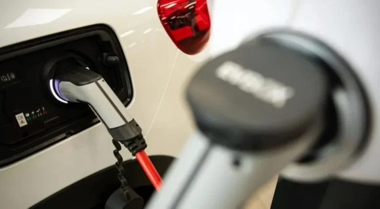 سيارة "سيتروين" رياضية متعددة الاستخدامات هجينة من طراز "سي 5 إيركروس" يجري شحنها داخل معرض لسيارات "سيتروين" في باريس. "بلومبرغ"