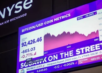 البيتكوين تتراجع دون 92 ألف دولار