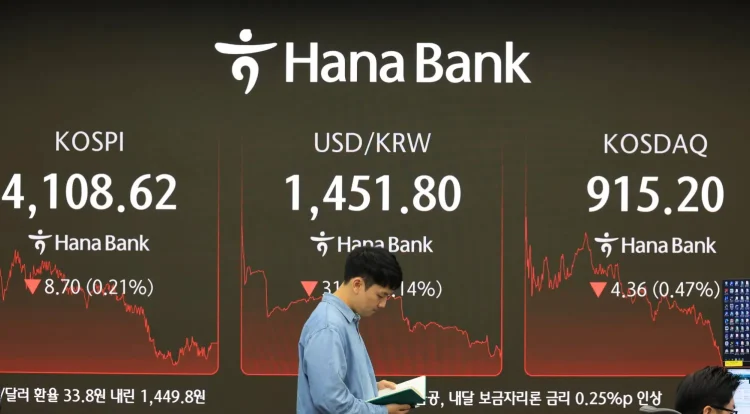 من داخل قاعة التداول ببنك هانا في سيول (إ.ب.أ)