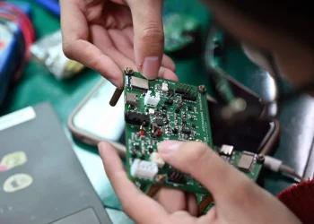 كوريا الجنوبية تتهم 10 أشخاص بتسريب أسرار صناعة الرقائق إلى شركة صينية